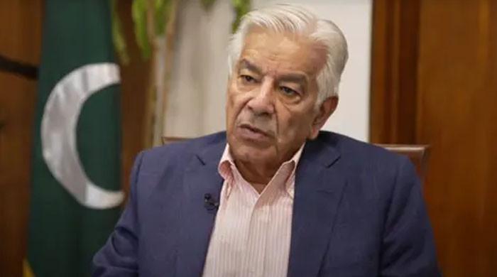 بانی پی ٹی آئی کی بہن بتا چکی ہیں کہ عمران خان بالکل فٹ ہیں: خواجہ آصف