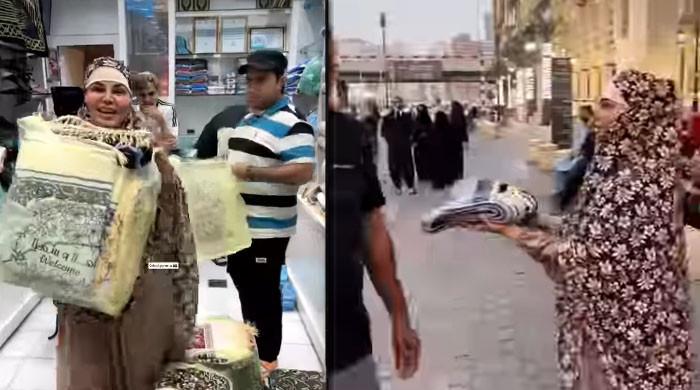 راکھی ساونت کی عمرہ ادائیگی کے بعد مکہ میں جائے نماز باٹنے کی ویڈیو وائرل