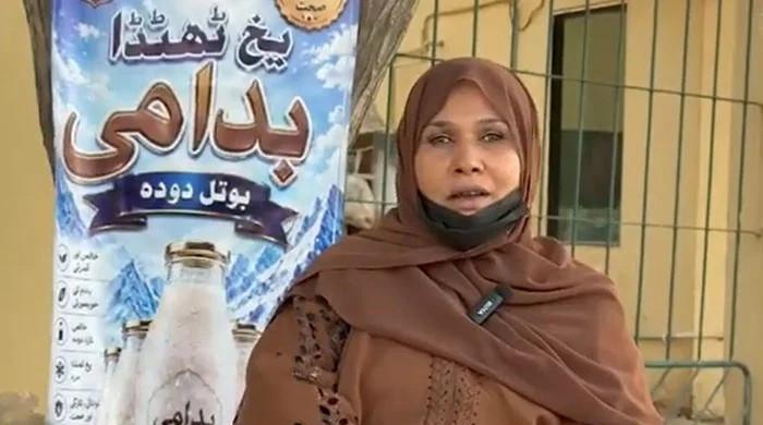 نامور پاکستانی اداکارہ سڑک کنارے دودھ کی ٹھنڈی بوتلیں فروخت کرنے پر مجبور