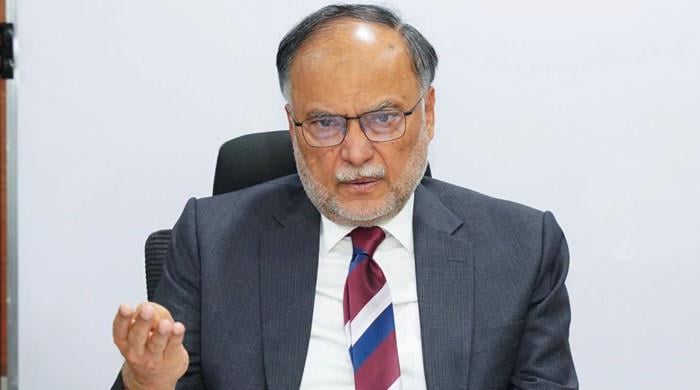 جتنی آبادی ہے بدین سے گھوٹکی تک سندھ کو کراچی اور رحیم یارخان سے اٹک تک پنجاب کو لاہورسے نہیں چلایا جاسکتا: احسن اقبال