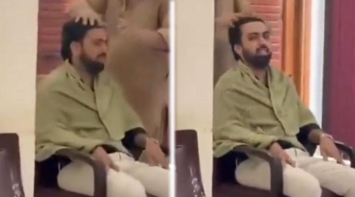ڈی پی او ہری پور آفس میں شہری کے بال بنوانے کی ویڈیو وائرل، آئی جی کا نوٹس