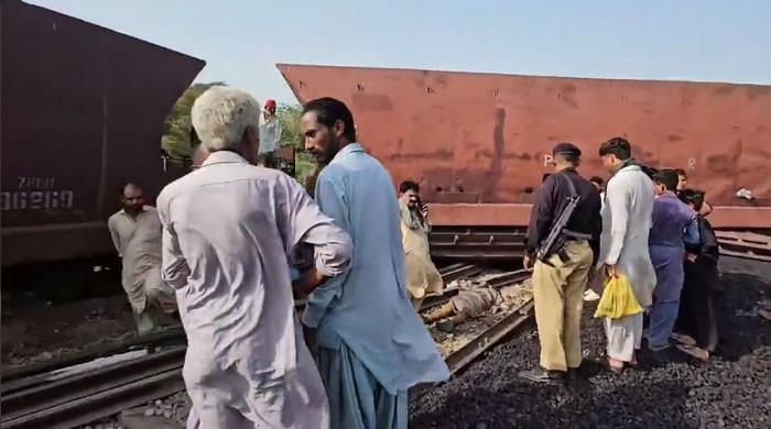 کراچی سے پنجاب جانیوالی مال گاڑی کی7 بوگیاں کوٹری کے قریب پٹری سے اترگئيں