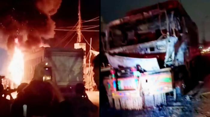 کراچی: کورنگی نمبر 6 میں ڈمپرکی موٹرسائیکل کو ٹکر، بچہ جاں بحق، مشتعل افراد نے ڈمپر کو آگ لگا دی