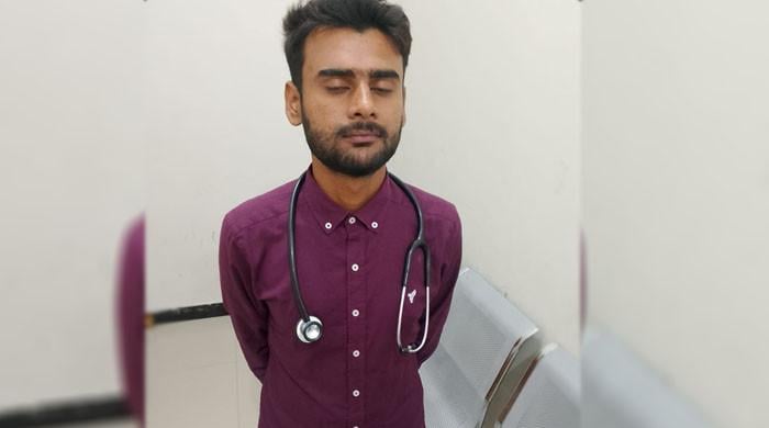 لاہور: جنرل اسپتال کے ایمرجنسی لیبر روم سے جعلی ڈاکٹر گرفتار