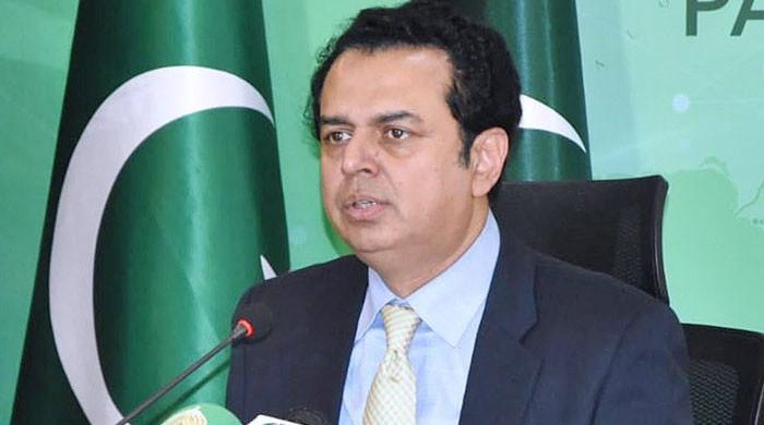 ہم نہیں چاہتے کہ پی ٹی آئی کو اس دفعہ اسلام آباد آنے پر کان پکڑ کر سمجھائیں: طلال چوہدری