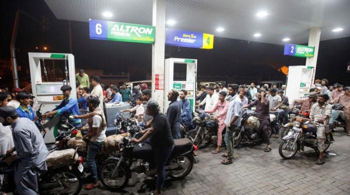 حکومت نے ایک ٹوکن پر 5 لیٹر پیٹرول کی حد ختم کردی