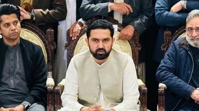 ہم ڈٹے ہوئے ہیں،لانگ مارچ کریں گے، یہ ہمیں نہیں ڈرا  سکتے، سہیل آفریدی نے انتشاری سیاست کا الزام مسترد کردیا 