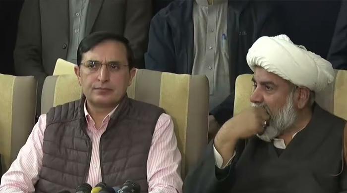 پی ٹی آئی حکومت سے مذاکرات کیلئے تیار، وزیراعظم سے سیاسی رہنماؤں کی کمیٹی بنانے کا مطالبہ
