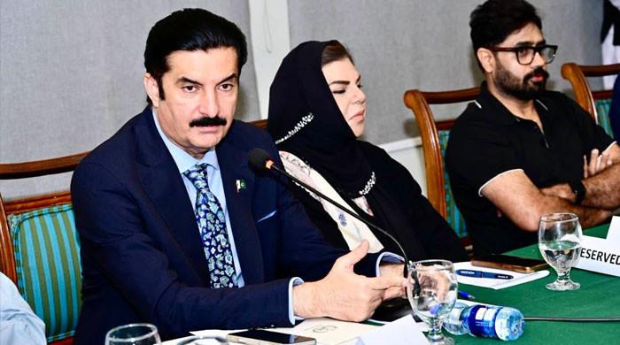 پی ٹی آئی اپنے صوبےکا بارڈر کراس نہیں کرسکیں گے، یہ ڈی چوک کے باہر الٹا لٹک جائیں، ان کا لیڈر ایسے آزاد نہیں ہوگا: فیصل کریم کنڈی