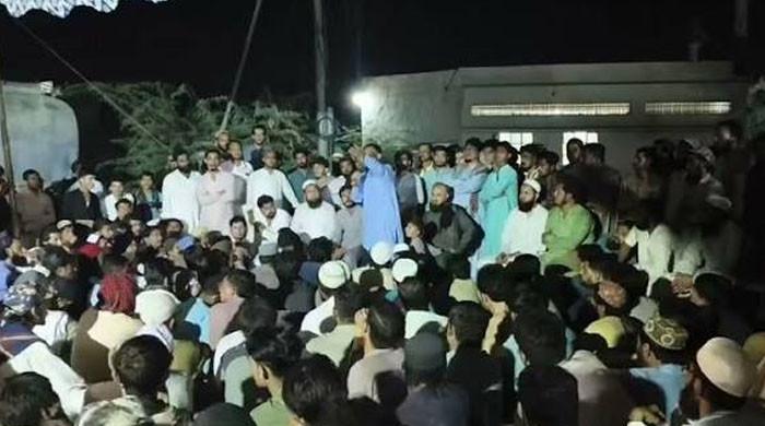 کراچی: منگھوپیر میں نوجوان روشم حسین کے قاتلوں کی گرفتاری کیلئے 20 روز سے جاری احتجاج ختم