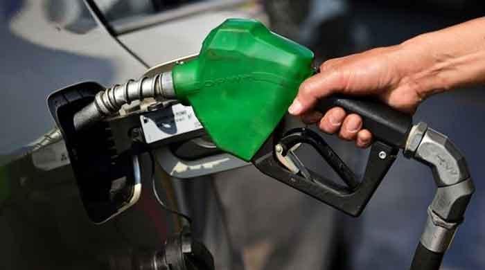 حکومت کا پیٹرول مہنگا، ڈیزل سستا کرنے کا اعلان 