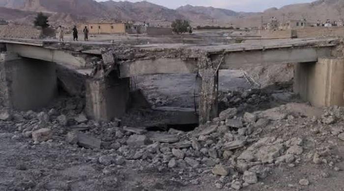 مستونگ: شرپسندوں نے کوئٹہ کراچی قومی شاہراہ پر 2 رابطہ پلوں کو دھماکوں سے تباہ کردیا