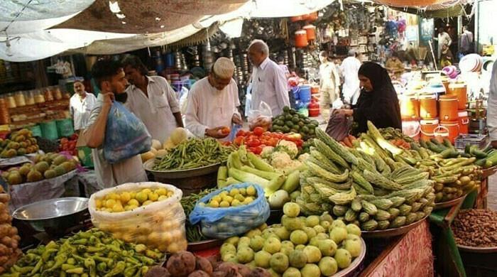 آٹے کی قیمت میں اضافہ، کراچی، پشاور اور اسلام آباد کے شہری سب سے مہنگا آٹا خریدنے پر مجبور