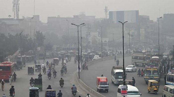 گاڑیوں کی تعداد میں 770 فیصد سے زائد اضافہ، فضائی آلودگی سنگین ہوگئی