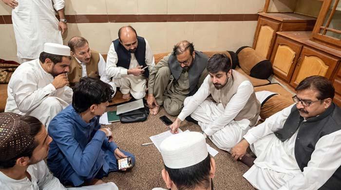 ڈی سی پشاور  نے اسکول واقعے کے شہداء کے لواحقین میں 2 کروڑ سے زائد کے امدادی چیک تقسیم کردیے