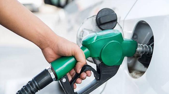 حکومت نے پیٹرولیم مصنوعات کی قیمتوں میں کمی کا اعلان کر دیا