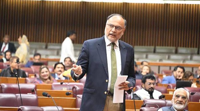 احسن اقبال کا پارلیمنٹ میں کھلے عام سگریٹ نوشی پر اعتراض، اسپیکر کی ارکان کو  مختص جگہ پر جانیکی کی ہدایت