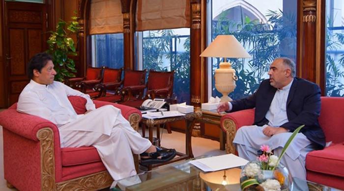 اسد قیصر نے عمران خان سے اپنے بھائی کو وزیراعلیٰ پختونخوا بنانے کی درخواست کی جسے انہوں نے مسترد کیا: بیرسٹر سیف