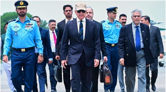  وزیراعظم شہبازشریف پشاور پہنچ گئے، گورنر ہاؤس میں اہم اجلاس جاری 