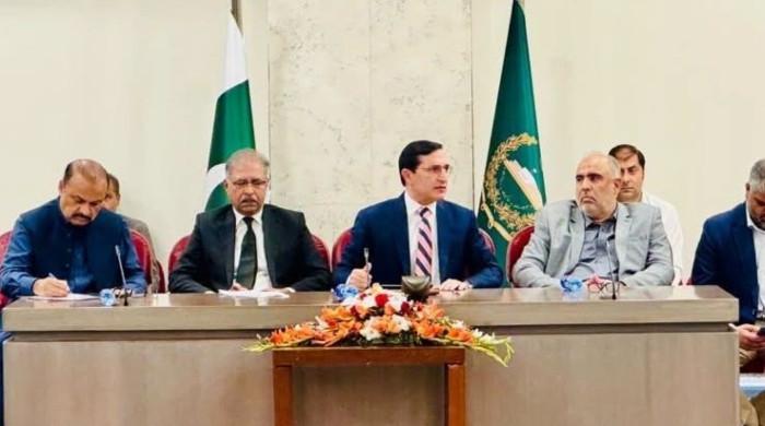پی ٹی آئی پارلیمانی پارٹی کے اجلاس میں گرماگرمی، اندرونی کہانی سامنے آگئی 