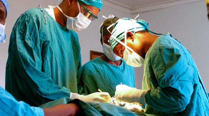 چونیاں: ڈاکٹروں نے آپریشن کے دوران خاتون کے پیٹ میں تولیہ چھوڑ دیا
