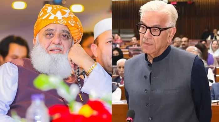 تہران میں فیلڈ مارشل صلح کرانے گئے، وہاں کوئی دفاعی معاہدہ نہیں تھا اور نہ میری ضرورت تھی: خواجہ آصف کا فضل الرحمان کو جواب